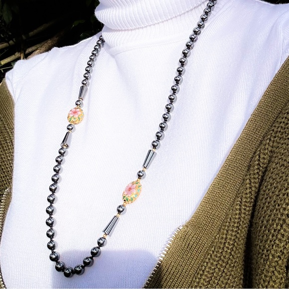 ✨VINTAGE✨ Strength in hematite hand knotted pearls with cloisonné flower accents - Picture 4 of 5